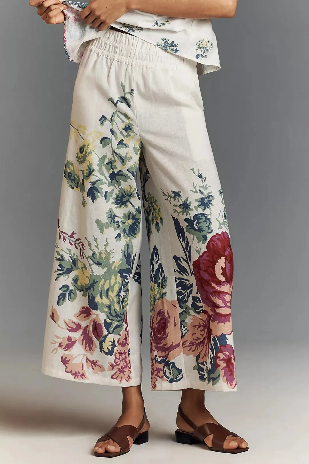 Look de verão com blusa elástica e calça de cintura alta